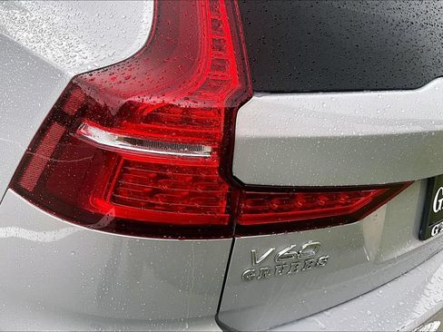 Certified 2025 Volvo V60 B5 Cross Country Plus AWD/4WD image 40