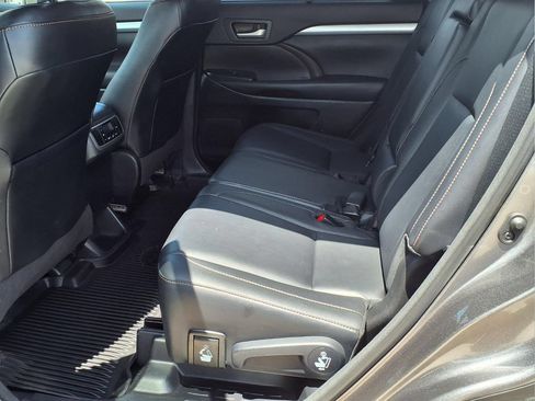 Used 2018 Toyota Highlander XLE AWD/4WD image 12