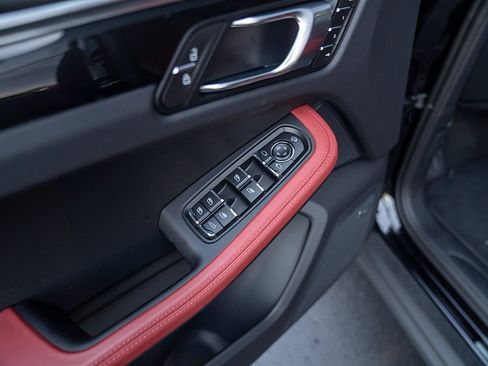 Used 2026 Porsche Macan AWD/4WD image 18