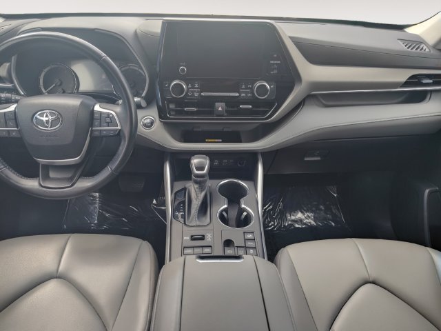 Used 2023 Toyota Highlander XLE AWD/4WD image 10
