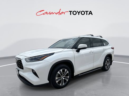 Certified 2021 Toyota Highlander XLE FWD image 1