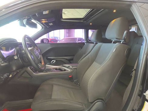 Used 2016 Dodge Challenger R/T w/ Driver Convenience Group RWD image 18