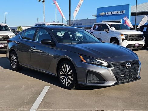 Used 2024 Nissan Altima 2.5 SV image 3