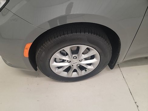 New 2025 Chrysler Pacifica Select image 2