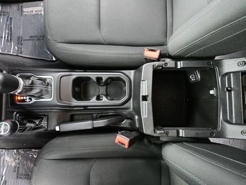 Used 2019 Jeep Wrangler Unlimited Sahara AWD/4WD image 35