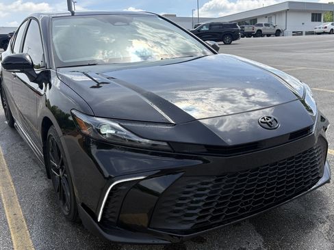 Used 2025 Toyota Camry SE w/ Convenience Package FWD image 2