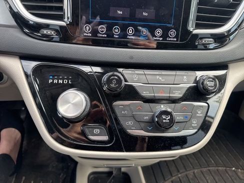 Used 2020 Chrysler Pacifica Touring-L image 11