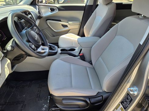 Certified 2025 Kia Soul LX w/ LX Technology Package FWD image 14