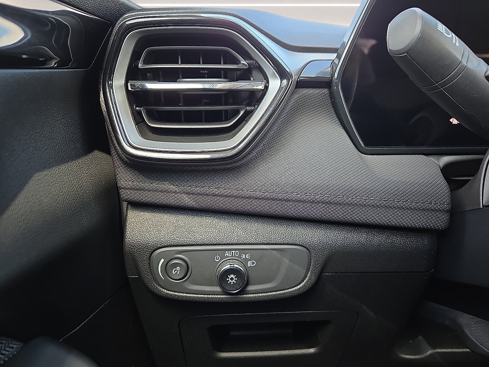 Used 2025 Chevrolet TrailBlazer LT FWD image 19