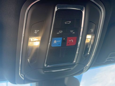 Used 2024 Jeep Grand Cherokee L Laredo image 17