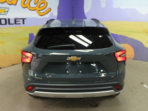 Used 2025 Chevrolet Trax LT FWD image 3