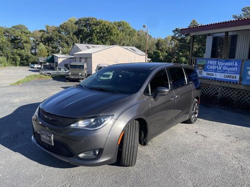 Used 2020 Chrysler Pacifica Touring w/ Advanced Safetytec Group image 3