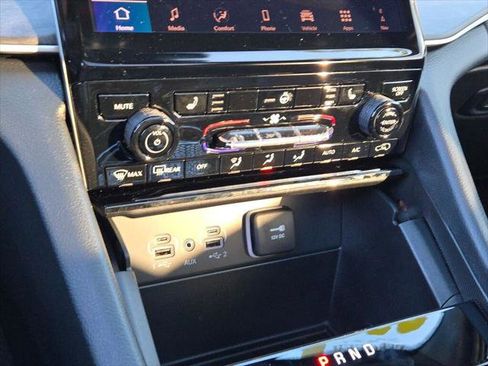 New 2025 Jeep Grand Cherokee Limited w/ Black Appearance Package image 28