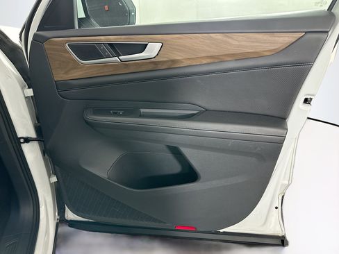 Used 2025 Volkswagen Atlas SE image 33