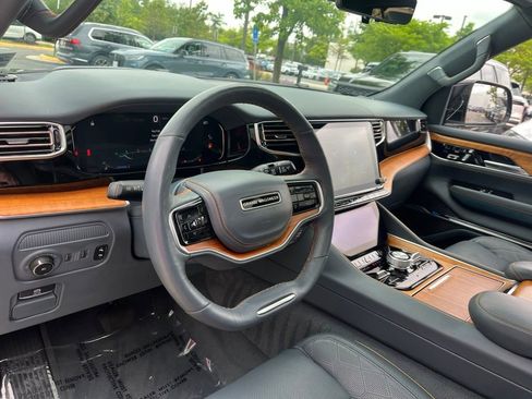 Used 2022 Jeep Grand Wagoneer Series III AWD/4WD image 27