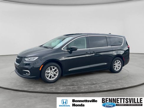 Used 2023 Chrysler Pacifica Touring-L FWD image 1
