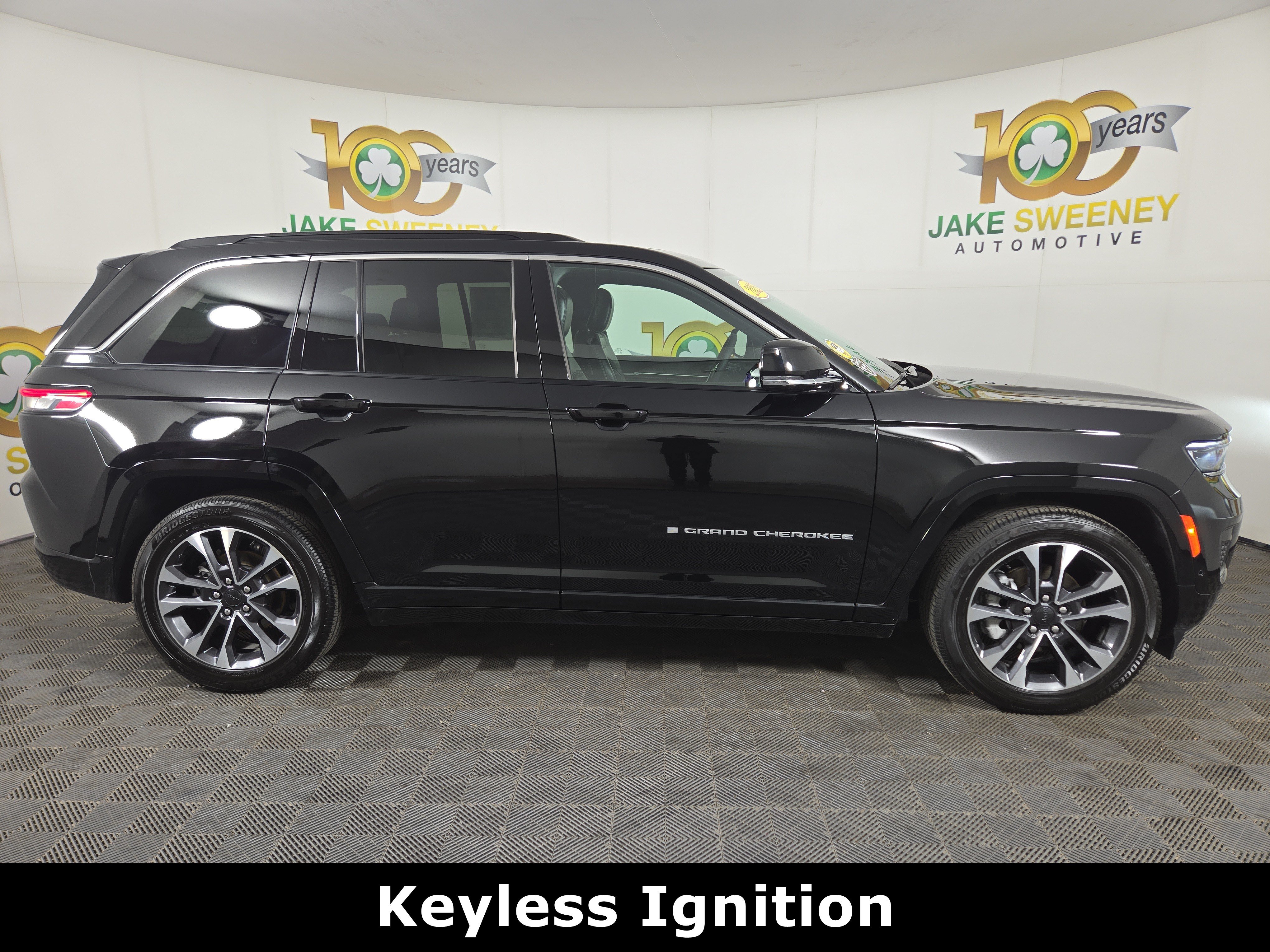 Certified 2025 Jeep Grand Cherokee Overland AWD/4WD image 11