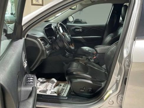 Used 2019 Jeep Cherokee Limited image 10