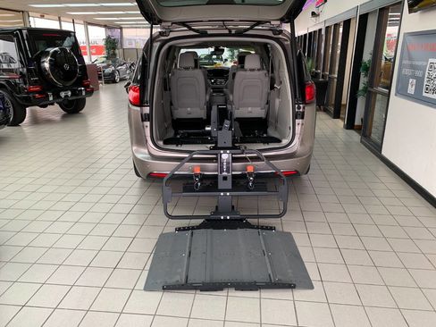 Used 2017 Chrysler Pacifica Touring-L Plus w/ Advanced Safetytec Group image 10