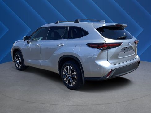Used 2024 Toyota Highlander XLE FWD image 5