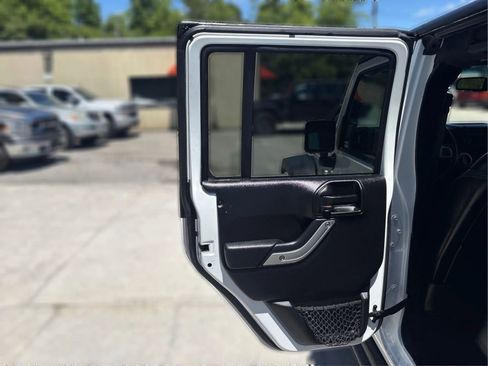 Used 2016 Jeep Wrangler Unlimited Rubicon AWD/4WD image 25