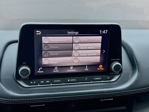 Used 2023 Nissan Rogue S image 9