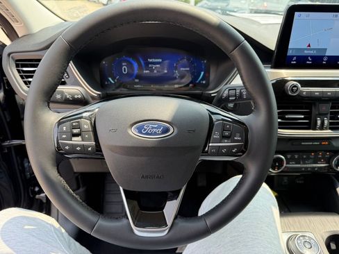 Used 2022 Ford Escape Titanium image 11