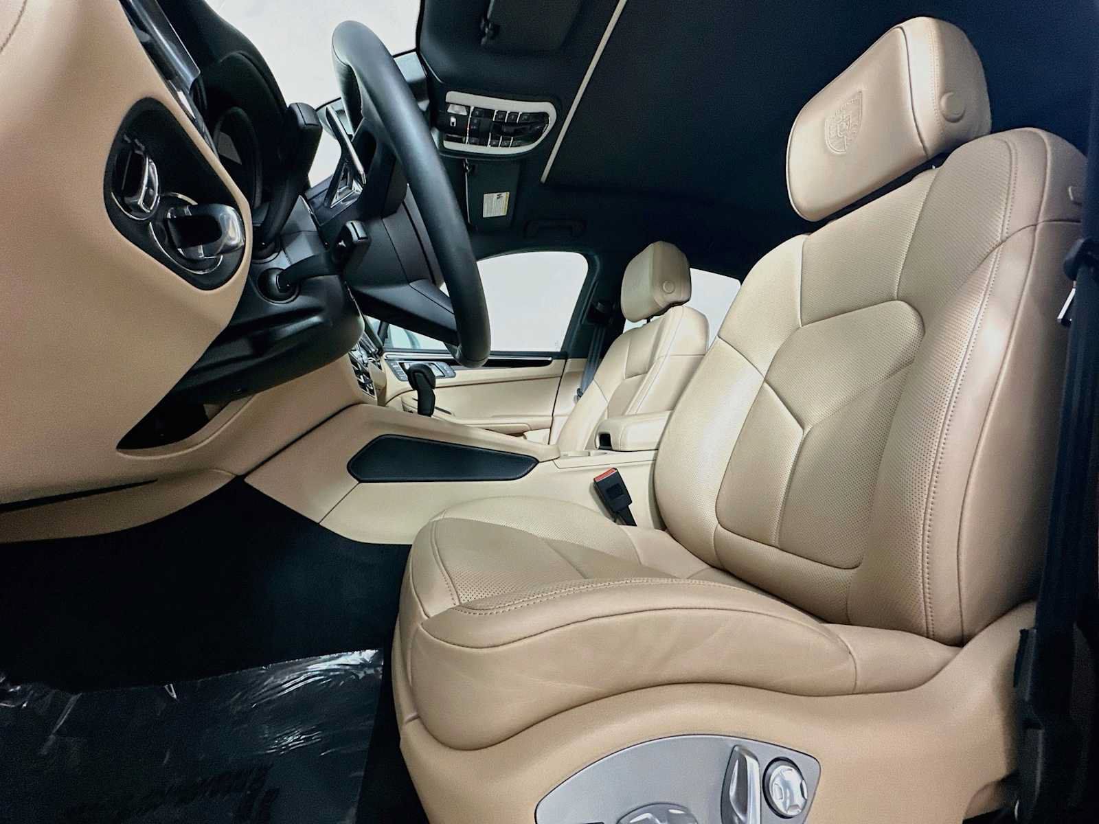 Certified 2026 Porsche Macan AWD/4WD image 5