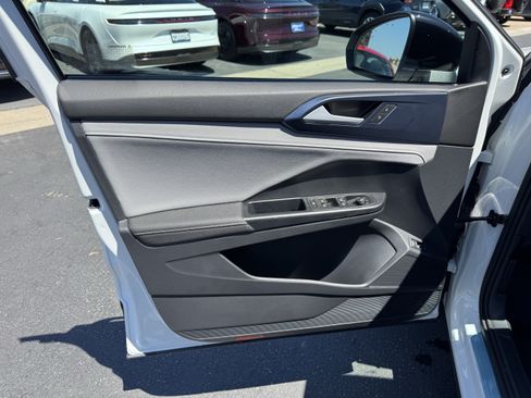Used 2024 Volkswagen Taos SE w/ Panoramic Sunroof Package FWD image 12