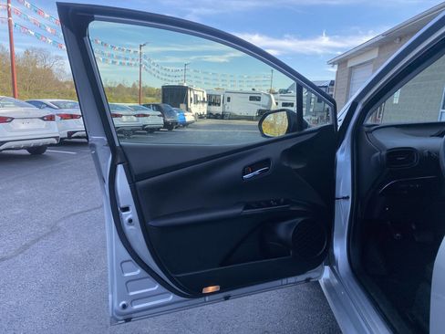 Used 2022 Toyota Prius LE image 12