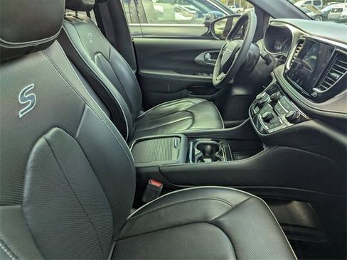 Used 2023 Chrysler Pacifica Limited w/ Uconnect Theater Family Group image 5