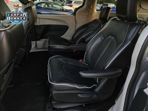 Used 2023 Chrysler Pacifica Limited FWD image 13