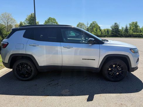 Used 2024 Jeep Compass Latitude w/ Convenience Group AWD/4WD image 4