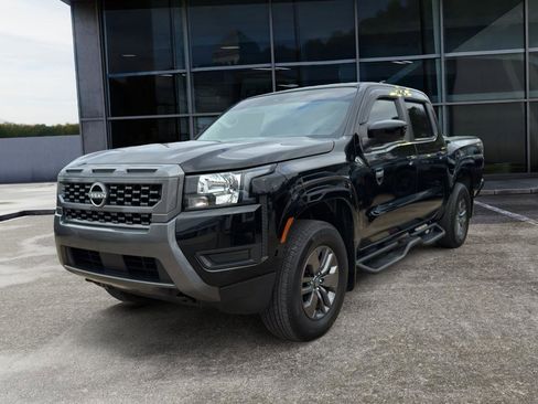 Used 2025 Nissan Frontier SV image 3