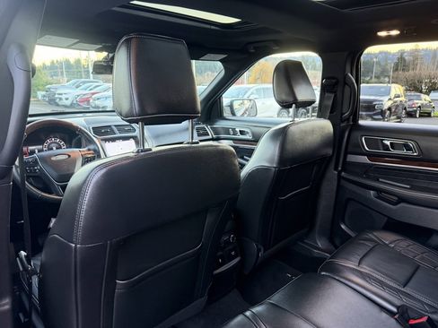 Used 2019 Ford Explorer Platinum image 34