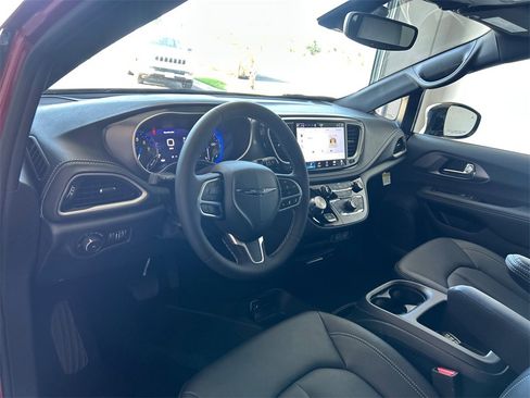 New 2025 Chrysler Pacifica Select image 18
