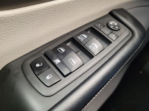 Used 2022 Chrysler Voyager LX FWD image 27