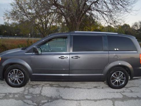 Used 2017 Dodge Grand Caravan SXT image 4