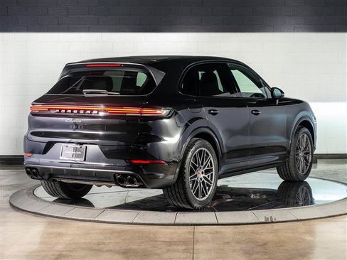 Used 2025 Porsche Cayenne AWD/4WD image 9