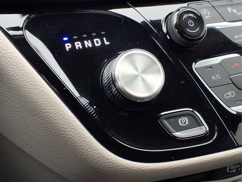 Used 2023 Chrysler Pacifica Touring-L image 23