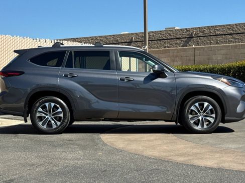 Used 2024 Toyota Highlander XLE AWD/4WD image 3