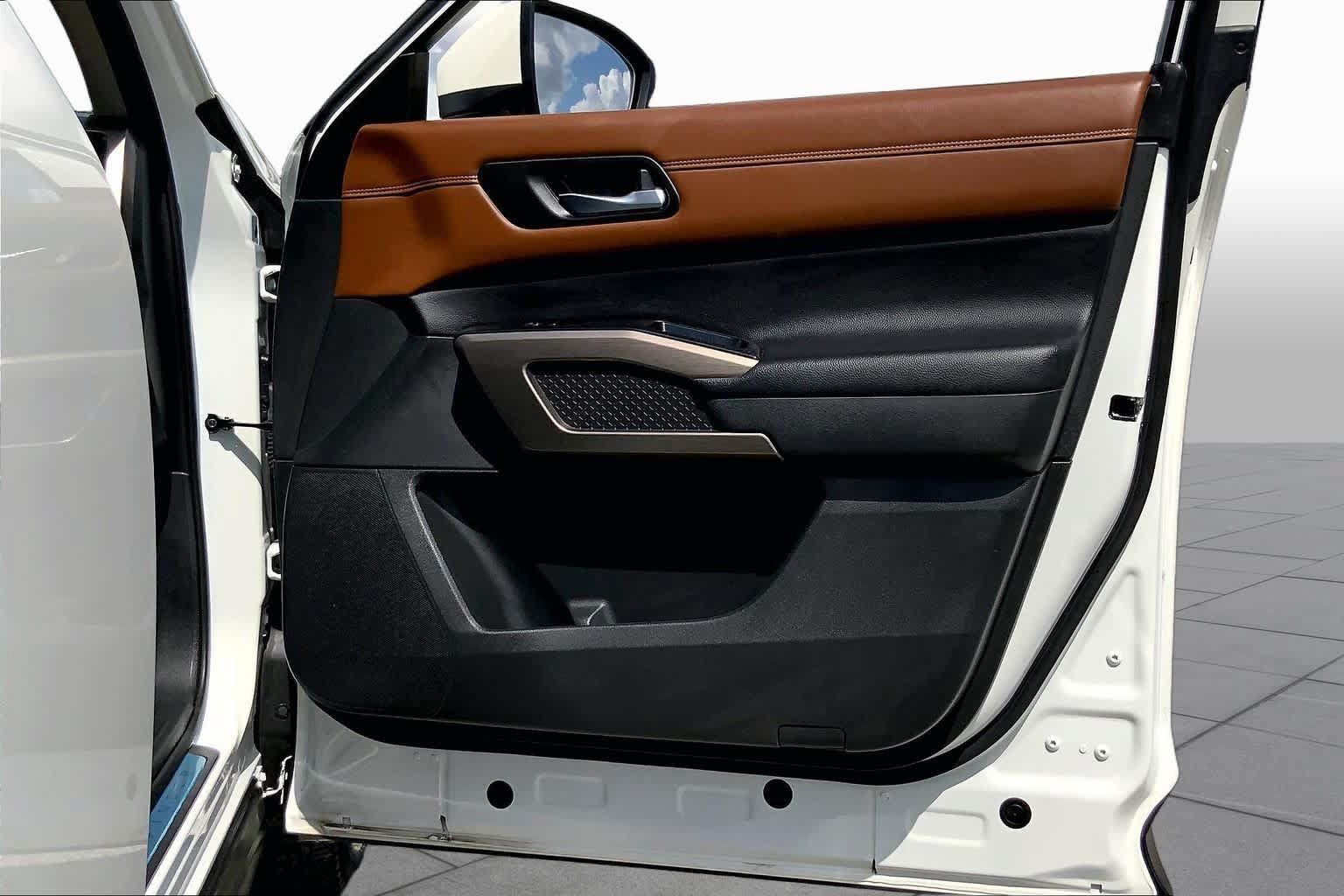 Used 2024 Nissan Pathfinder Platinum FWD image 22