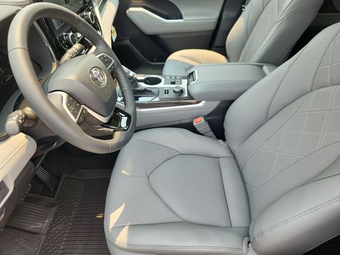New 2026 Toyota Highlander Platinum AWD/4WD image 9