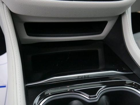 Used 2024 Chrysler Pacifica Limited image 28