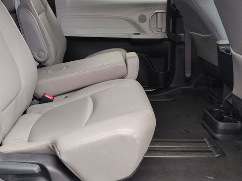 Certified 2025 Toyota Sienna XLE FWD image 30