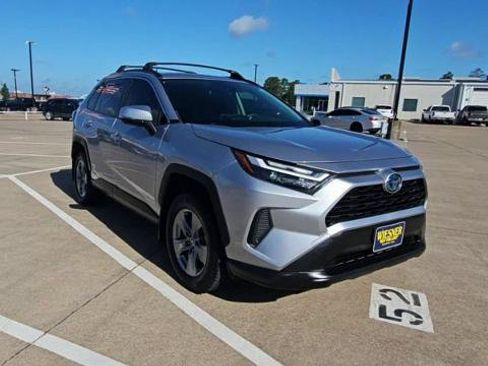 Used 2022 Toyota RAV4 XLE w/ Convenience Package AWD/4WD image 2