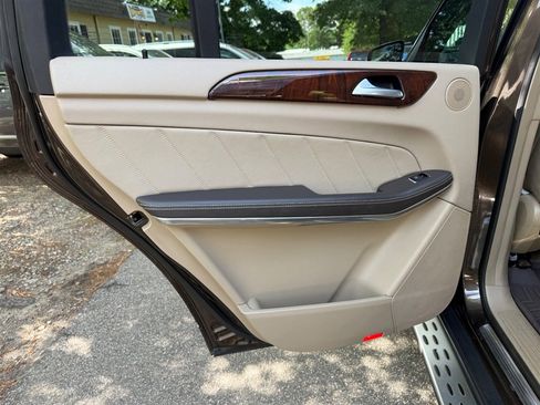 Used 2016 Mercedes-Benz GL 550 4MATIC image 19