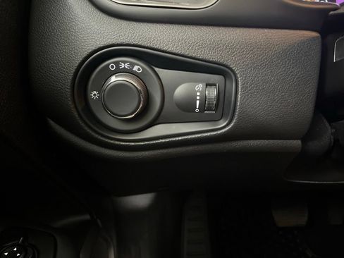 Used 2023 Jeep Renegade Latitude AWD/4WD image 57