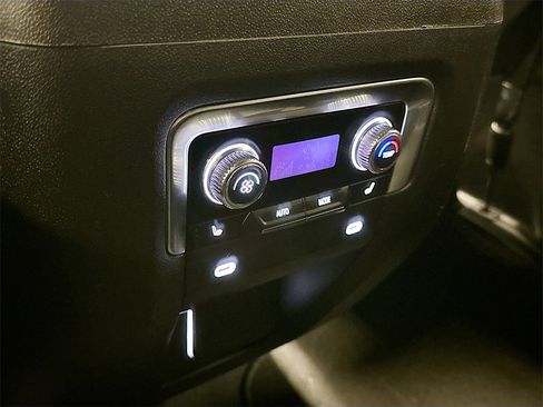 Used 2022 GMC Yukon SLT w/ SLT Premium Package image 32