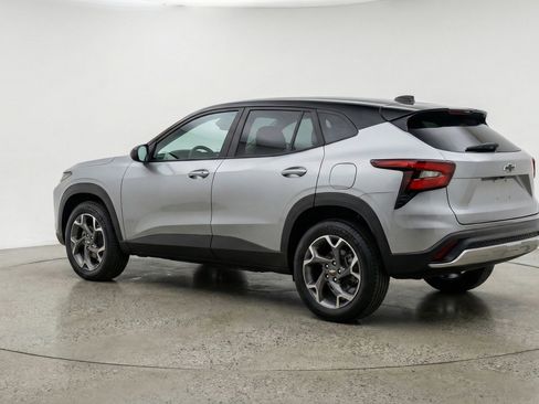 Used 2025 Chevrolet Trax LT w/ LT Convenience Package image 6